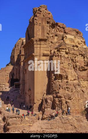 Petra, Jordanien, 3. November 2022: Touristen in Fassaden Street Höhlen in der antiken Stadt, berühmte historische und archäologische Stätte, Asien Stockfoto