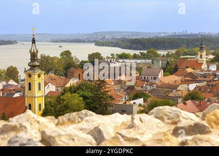 Belgrad, Serbien Panoramaaussicht von Gardos, Zemun, mit St. Nikolaus Kirche und Donau im Sommer Stockfoto