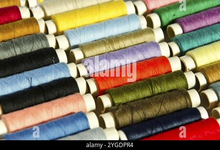 Nahaufnahme von bunten Garnrollen Stockfoto