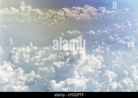 Bunte Cumulus Wolken von oben in magischem Licht gesehen Stockfoto