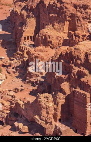 Petra, Jordanien, 3. November 2022: Blick auf die alten Nabatäischen Königsgräber und Hauptstraße von Petra voller Touristen, Asien Stockfoto