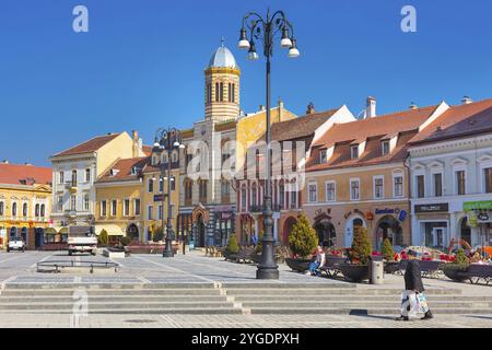 Brasov, Rumänien, 24. März 2015: Die orthodoxe Kirche der Geburt der Mutter Gottes auf dem Ratsplatz Piata Sfatului in der Innenstadt von Brasov und pe Stockfoto