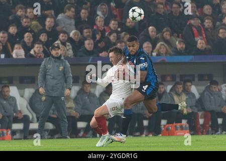 Stuttgart, Deutschland. November 2024. v. li. im Zweikampf Angelo Stiller (VfB Stuttgart, #06), Isak Hien (Atalanta Bergamo, #04) GER, VfB Stuttgart gegen Atalanta Bergamo, Fussball, Herren, UEFA Champions League, 4. Spieltag, Spielzeit 2024/2025, 06.11.2024, Foto: Eibner-Pressefoto/Wolfgang Frank Credit: dpa/Alamy Live News Stockfoto