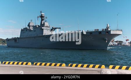 Yokosuka, Japan. November 2024. Das amphibische Angriffsschiff Marado (LPH-6112) der südkoreanischen Marine trifft am Donnerstag, den 7. November 2024, in Yokosuka in der Präfektur Kanagawa ein. Foto: Keizo Mori/UPI Credit: UPI/Alamy Live News Stockfoto