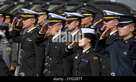 Yokosuka, Japan. November 2024. Kadetten der Armee, der Marine, der Luftwaffe und der Krankenpflegeakademie grüßen bei der Begrüßungszeremonie auf der Yokosuka Marinebasis der japanischen Seefahrtruppe in Yokosuka, Präfektur Kanagawa, Japan am Donnerstag, 7. November 2024. Foto: Keizo Mori/UPI Credit: UPI/Alamy Live News Stockfoto