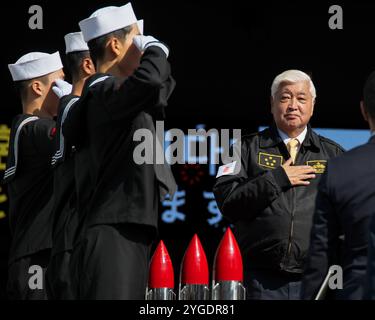 Yokosuka, Japan. November 2024. Verteidigungsminister General Nakatani besteigt das amphibische Angriffsschiff Marado (LPH-6112) auf der Yokosuka Marinebasis der japanischen Maritimen Selbstverteidigungskräfte in Yokosuka, Präfektur Kanagawa, Japan am Donnerstag, 7. November 2024. Foto: Keizo Mori/UPI Credit: UPI/Alamy Live News Stockfoto