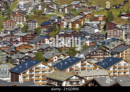 Zermatt, Schweiz, 7. Oktober 2019: Stadtansicht im berühmten schweizer Skigebiet, farbenfrohe traditionelle Häuser, Schweizer Alpen, Europa Stockfoto