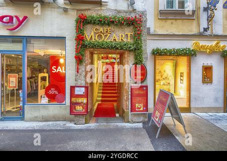 Salzburg, Österreich, 25. Dezember 2016: Mozart Café in der Innenstadt von Salzburg, Europa Stockfoto