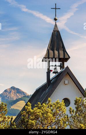 Glockenturm der Kapelle am Schweineberg von 1977, Schweineberg bei Ofterschwang, Allgäuer, Bayern, Deutschland, Europa Stockfoto