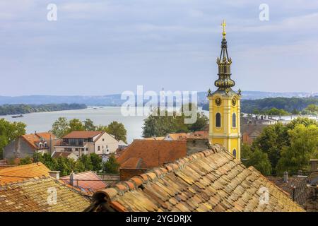 Belgrad, Serbien Panoramaaussicht von Gardos, Zemun, mit St. Nikolaus Kirche und Donau im Sommer Stockfoto