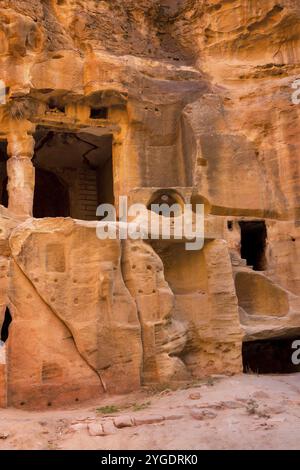 Little Petra in Jordanien, antike nabatäische Höhlen aus der Nähe, Painted House Stockfoto