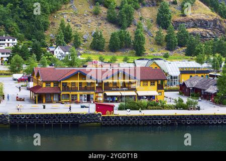 FLAM, Norwegen, 31. Juli 2018: Norwegischer Hafen am Sognefjord. Menschen, Häuser und Bahnhof, Europa Stockfoto