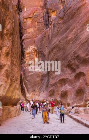 Petra, Jordanien, 3. November 2022: Menschen Touristen gehen entlang der Siq-Mauern zum Finanzministerium, Al Khazneh, eines der neuen sieben Weltwunder Asiens Stockfoto