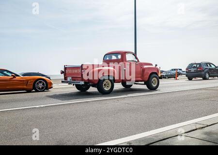 Gulfport, MS - 04. Oktober 2023: Weitwinkel-Eckansicht eines Studebaker Transtar Pickup-Trucks aus dem Jahr 1957 auf einer lokalen Autoshow. Stockfoto