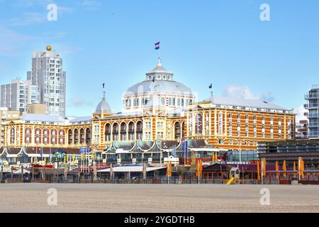 Scheveningen, Niederlande, 7. April 2016: Berühmtes Grand Hotel Amrath Kurhaus und Strandcafé am Strand Scheveningen in der Nähe von Haag, Holland, Netherlan Stockfoto