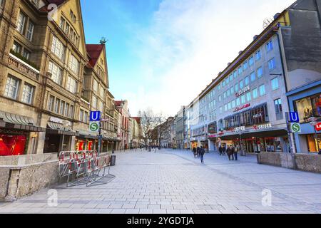 München, 26. Dezember 2016: Blick auf die Neuhauser Straße in der Innenstadt von München, Europa Stockfoto