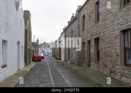 Front Road, enge Gasse, St Margaret's Hope, Dorf auf South Ronaldsay Island, Orkney, Schottland, Großbritannien, Europa Stockfoto