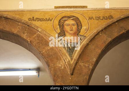 Madaba, Jordanien, 5. November 2022: Innenmauern der griechisch-orthodoxen Kirche St. Georg, bekannt durch ihr byzantinisches und umayyadisches Mosaik, Asien Stockfoto