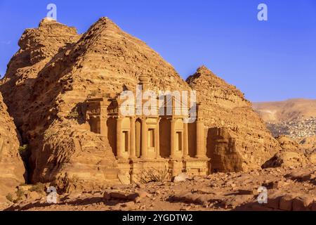 Das Kloster Ad Deir in der antiken Stadt Petra, Panoramablick auf den Sonnenuntergang in Jordanien, UNESCO-Weltkulturerbe Stockfoto