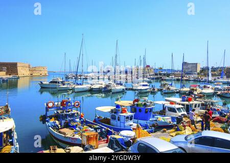 Heraklion, Griechenland, 27. April 2019: Insel Kreta, alter Hafen mit Fischerbooten und venezianischer Festung von Rocca al Mare, Europa Stockfoto