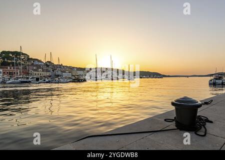 Wunderschöner Sonnenuntergang im Yachthafen von Mali auf der Insel Losinj in der Adria, Kroatien, Europa Stockfoto