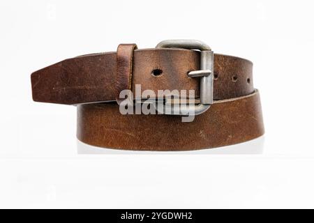 Ledergürtel im Vintage-Stil. Brauner Ledergürtel auf weißem Hintergrund, Vintage Retro Ledergürtel. Stockfoto