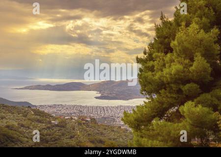 Volos Stadt, Blick auf den Golf vom Pilion und Sonnenstrahlen durch die Wolken, Griechenland, Europa Stockfoto