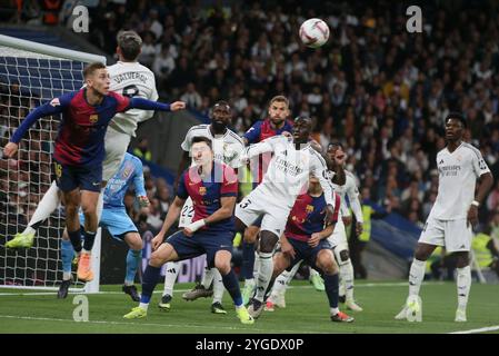 Madrid, Spanien. Oktober 2024. Während Real Madrid gegen Barcelona. La Liga 2024-2025. Santiago Bernabeu Stadion in Madrid, Spanien am 26. Oktober 2024. Foto: Giuliano Bevilacqua/ABACAPRESS. COM Credit: Abaca Press/Alamy Live News Stockfoto