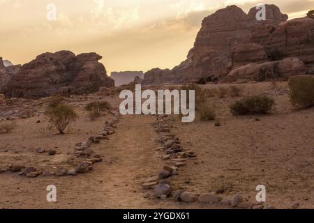 Landschaft bei Sonnenuntergang mit Sandsteinfelsen in Little petra archäologische Stätte, Jordanien, Asien Stockfoto