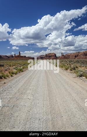 Gerade Feldweg in der Wüste in Richtung rote Felsen Stockfoto