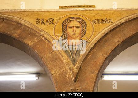 Madaba, Jordanien, 5. November 2022: Innenmauern der griechisch-orthodoxen Kirche St. Georg, bekannt durch ihr byzantinisches und umayyadisches Mosaik, Asien Stockfoto