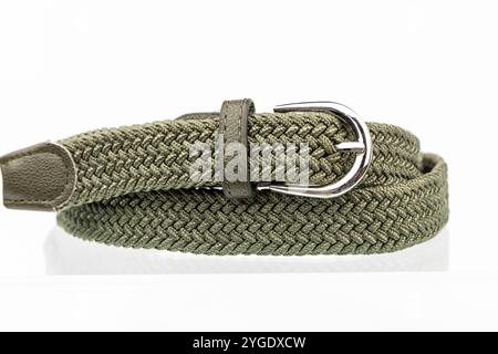 Grüner Womens gewebter Stretchgürtel aus geflochtenem Textil, isoliert auf weiß. Stockfoto