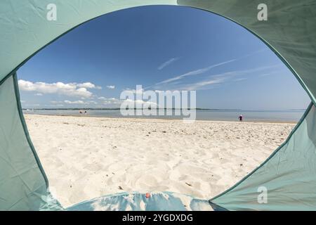 Blick aus einem Zelt auf den wunderschönen weißen Sandstrand an der Ostsee an der Flensburger Förde in Norddeutschland Stockfoto