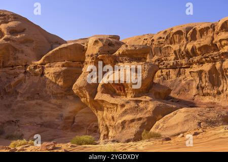 Wadi Rum, Jordanien wunderschöne Aussicht auf Sandsteinfelsen aus nächster Nähe Stockfoto