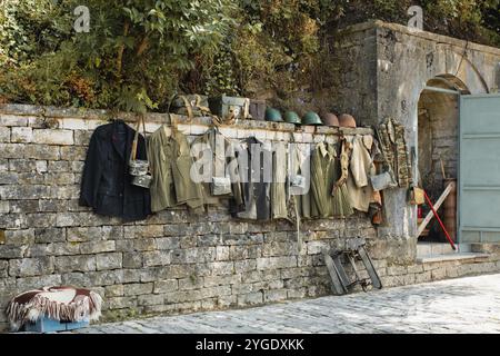 Alte Militärkleidung gehängt auf den Straßen von Gjirokaster, Albanien, Europa Stockfoto