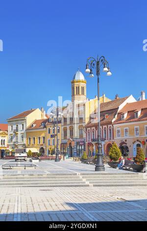 Brasov, Rumänien, 24. März 2015: Die orthodoxe Kirche der Geburt der Mutter Gottes auf dem Ratsplatz Piata Sfatului in der Innenstadt von Brasov und pe Stockfoto