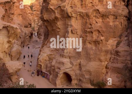 Wadi Musa, Jordanien, 2. November 2022: Rocks and Road View in Little Petra, Siq al-Barid, Asien Stockfoto