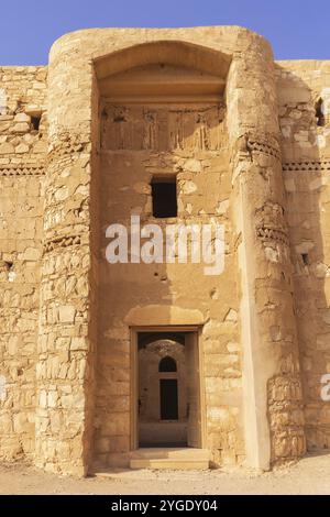 Eintritt zum Wüstenschloss Qasr Kharana, Al Kharaneh in der Nähe von Amman, Jordanien. Erbaut im 8.. Jahrhundert, verwendet als Caravanserai Stockfoto