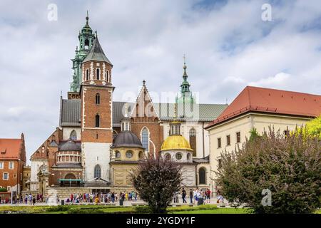 Krakau, Polen - 18. Juni 2019: Königsschloss Wawel bunte Postkarte Ansicht gegen Blumen und grüne Bäume im Garten Stockfoto