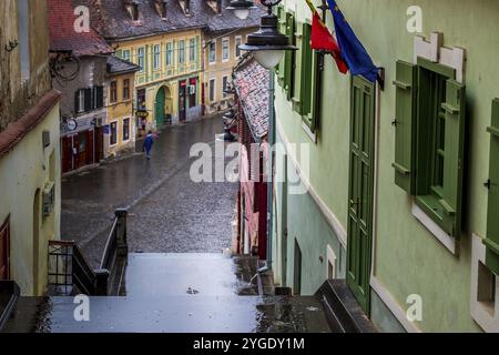 Sibiu, Rumänien, 27. März 2015: Häuser und Straßenblick bei regnerischem Wetter, Europa Stockfoto