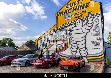 Ettington, Großbritannien - 5. Juni 2024: Beliebter Treffpunkt für Coffein and Machine The Hill Car Enthusiasten. Stockfoto