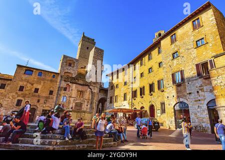 San Gimignano, Toskana, Italien, 25. Oktober 2018: Alter Medeivalsplatz und Türme in der typischen toskanischen Stadt, beliebtes Touristenziel, Europa Stockfoto