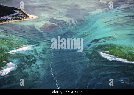 Unterwasser-Wasserfall, optische Illusion, Naturphänomen, Luftaufnahme, Riff, Korallenriff, Fransenriff, Le Morne Brabant, Südküste, Indischer Ozean Stockfoto