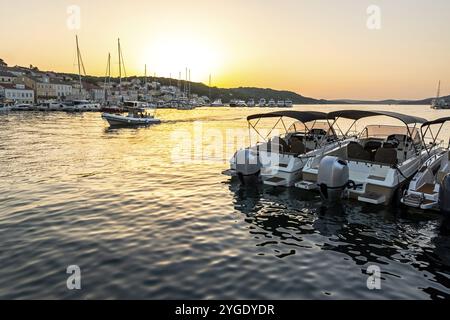 Wunderschöner Sonnenuntergang im Yachthafen von Mali auf der Insel Losinj in der Adria, Kroatien, Europa Stockfoto