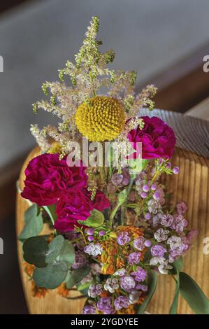 Blumenarrangement auf der Kirchenbank in der Kapelle am Schweineberg von 1977, Schweineberg bei Ofterschwang, Allgaeu, Bayern, Deutschland, Europa Stockfoto