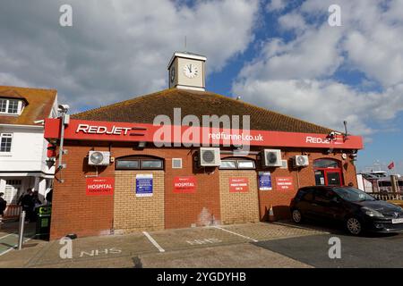 Das Red Jet Ferry Terminal Building Auf Der Isle Of Wight Wird Von Red Funnel Ferriwes Southampton England Betrieben Stockfoto