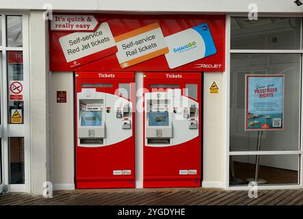 Red Jet Fast Passenger Ferry Terminal in Southampton England, das Einen Passagierdienst zur Isle of Wight betreibt Stockfoto