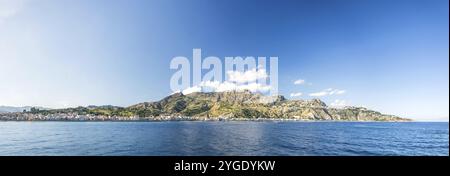 Hochauflösende Panoramaaufnahme der wunderschönen Bucht von Giardini Naxos mit Bergen im Hintergrund in der Nähe von Taormina, auf Sizilien, Italien, Europa Stockfoto