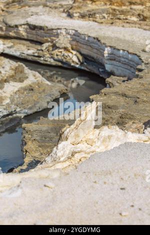 Nahaufnahme von Salz aus dem Toten Meer, natürliche Mineralformation, Kristallschichten in Jordanien Stockfoto