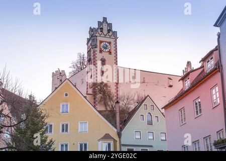 Füssen, Deutschland Stadtblick zur Weihnachtszeit, traditionelle bayerische Häuser und Dekorationen, Bayern Stockfoto